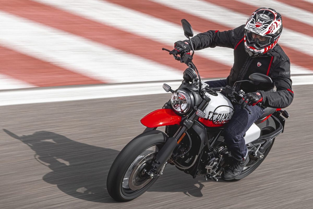 ducati_scrambler_urban_motard_circuito