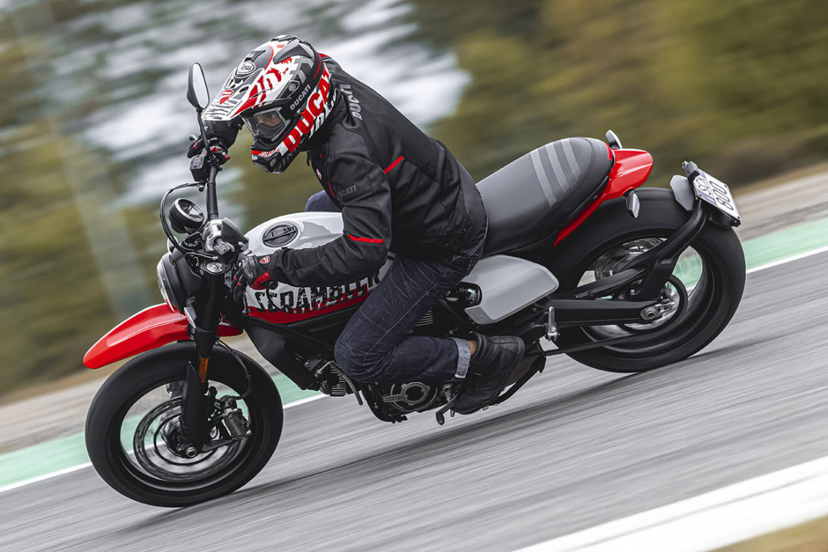 ducati_scrambler_urban_motard_curva