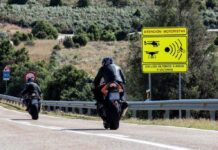No será obligatorio que el equipamiento esté homologado como sí lo es con el casco