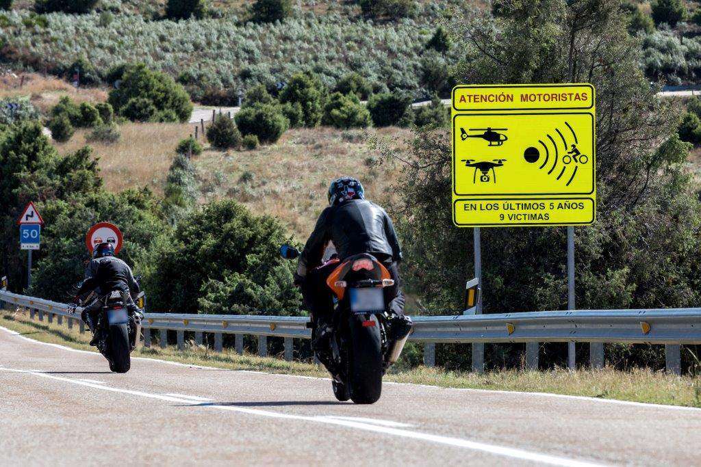 No será obligatorio que el equipamiento esté homologado como sí lo es con el casco