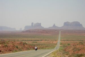 Un motero solitario atraviesa la Interestatal por Monument Valley (Estados Unidos)
