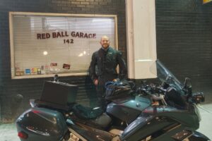 Alex Jones a punto de salir con su Yamaha FJR1300 del Red Ball Garage de Nueva York para hacer su 'Cannonball' particular