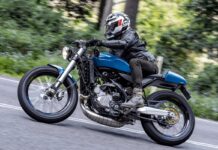 salt_motorcycles_two_stroke_en_accion_curva