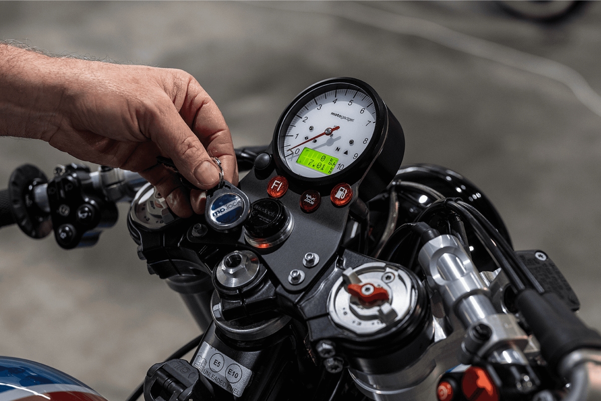 salt_motorcycles_two_stroke_instrumentos