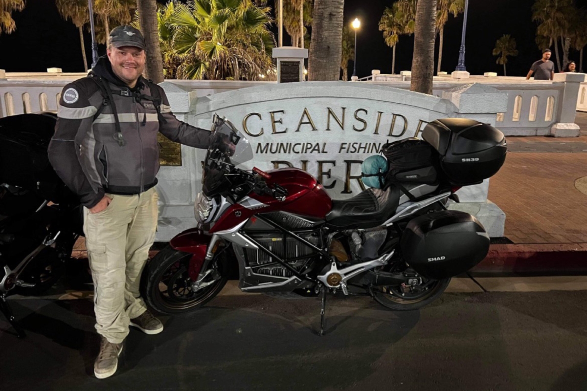 Scott Harkless a su llegada a Oceanside tras completar el Costa a Costa de EEUU sobre su moto eléctrica Zero con récord incluido
