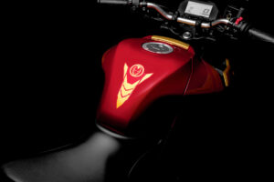 Detalle del depósito personalizado con la imagen de Iron Man en la Yamaha Mt-03 Iron Man