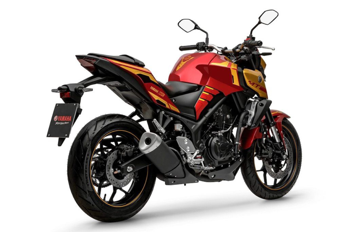 yamaha_mt-03_iron_man_por_detras