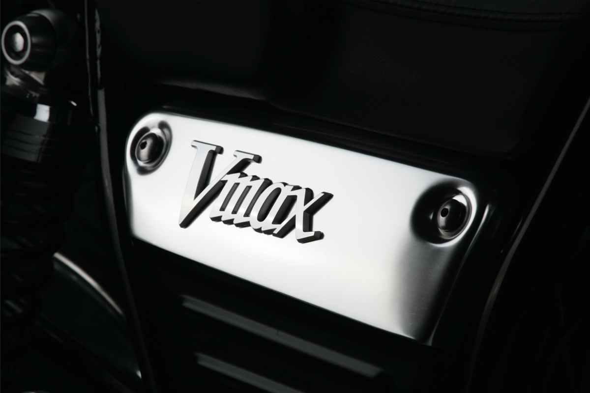 Emblema de la primera generación de la Yamaha VMAX, esta es de 1998
