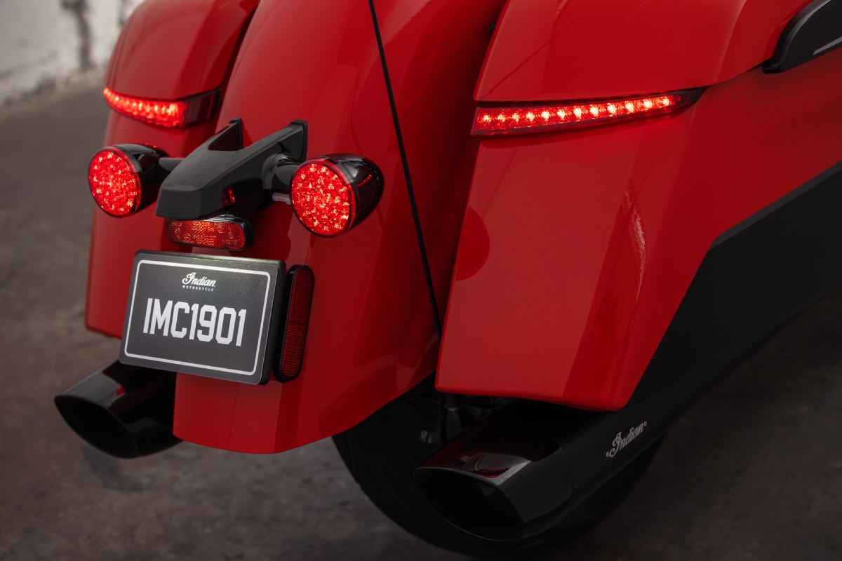 Detalle del nuevo color Rojo Indy en la Indian Challenger Dark Horse 2022