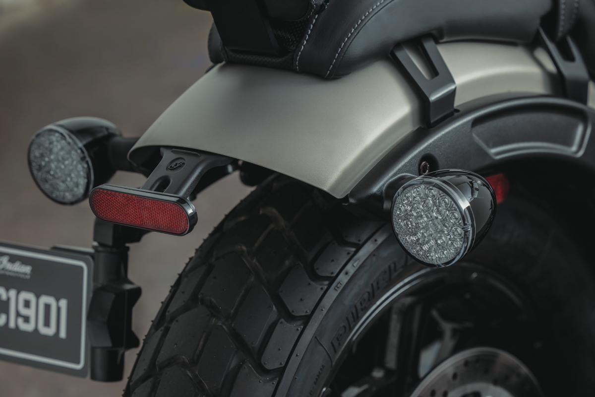 Detalle del nuevo color Plata Quartz para 2022 en la Indian Scout Bobber