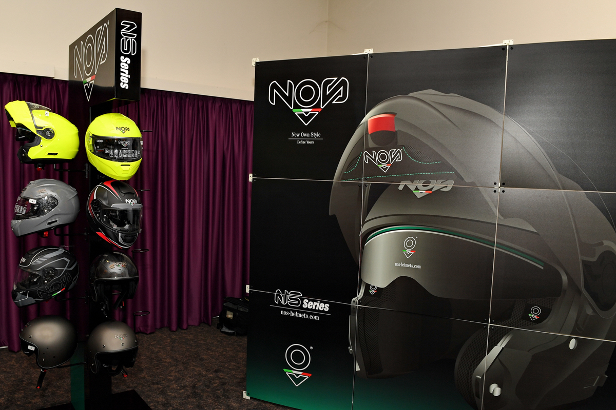 Presentación de la nueva línea de 2022 de los cascos de moto NOS