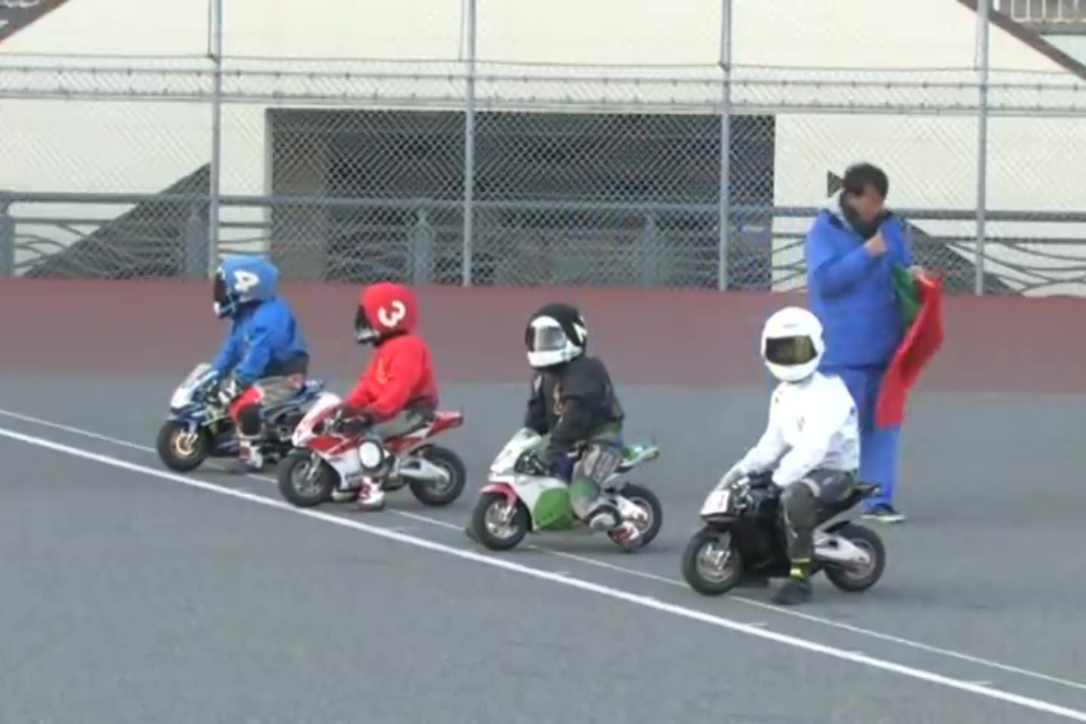 carrera_de_minimotos_japonesa_video_viral_sudaderas_de_colores