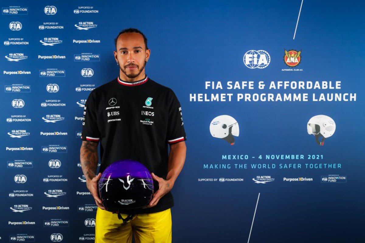 La FIA utiliza a la F1 y sus pilotos para fomentar el uso de casco en moto