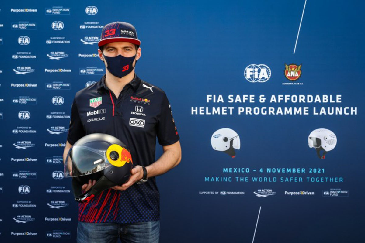 Max Verstappen con su casco de la FIA