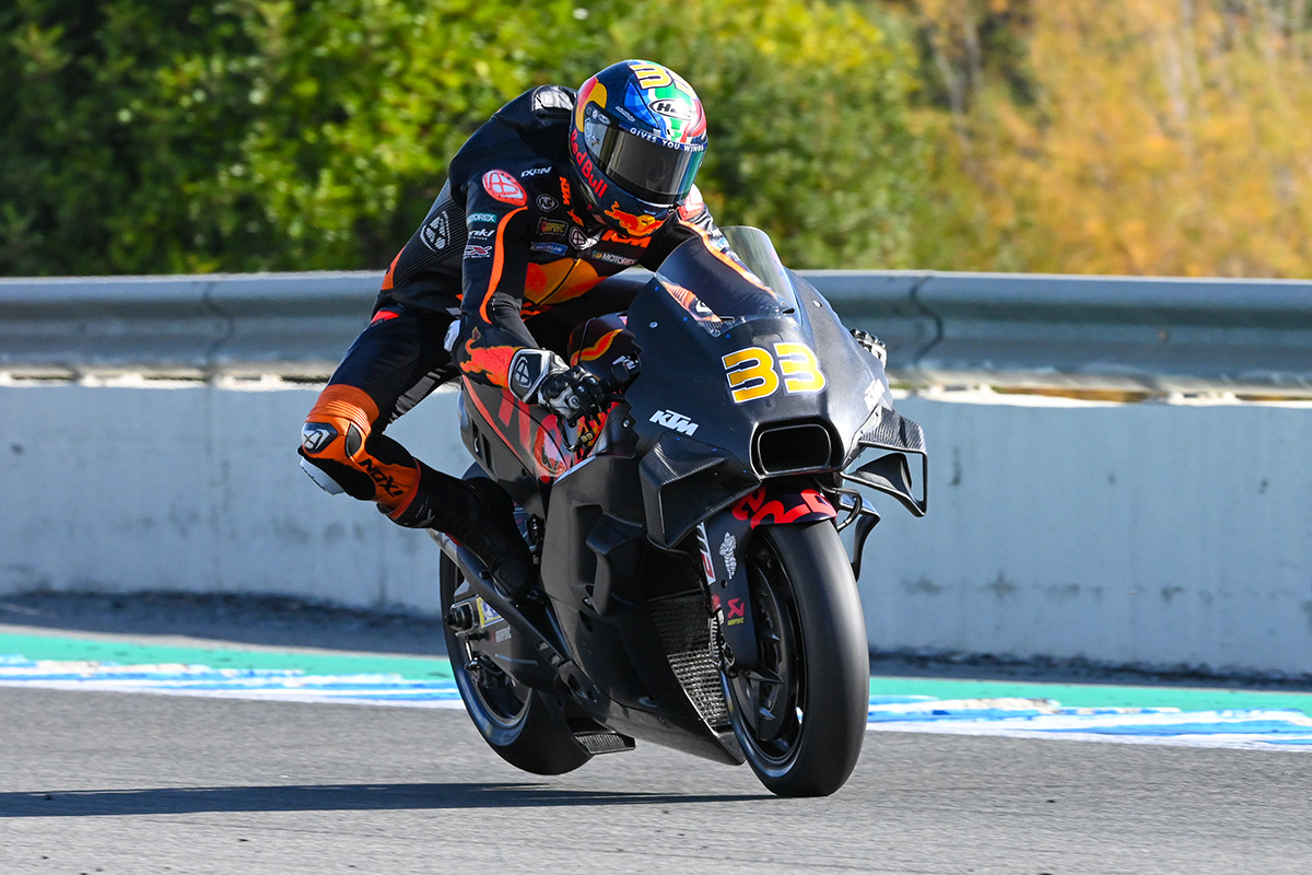 Brad Binder con su KTM oficial de 2022 en los test de MotoGP de Jerez