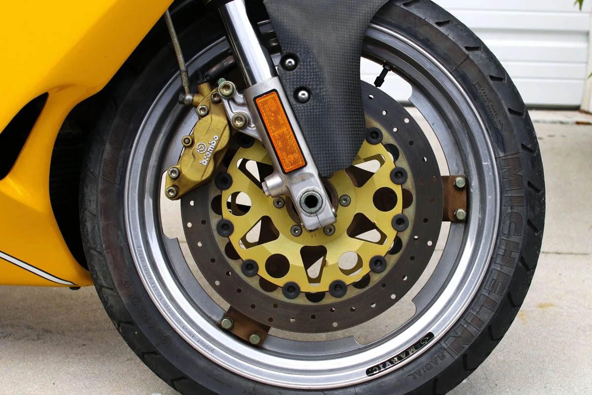 Frenos Brembo, suspensiones Showa y llantas de aluminio y magnesio