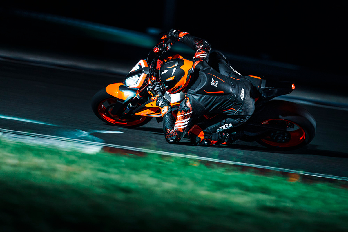 ktm-1290-super-duke-r-evo-2022-tumbada
