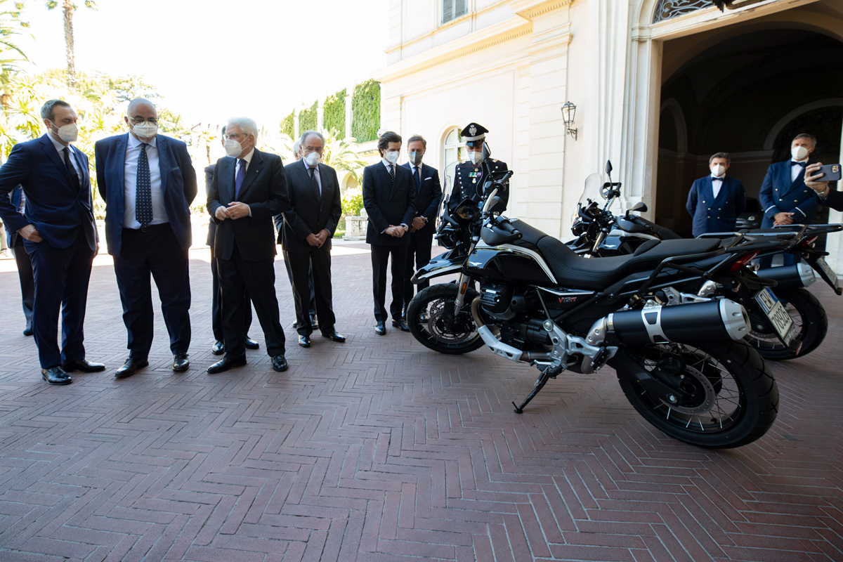 moto-guzzi-v85-tt-guardia-d-onore-presentacion-italia