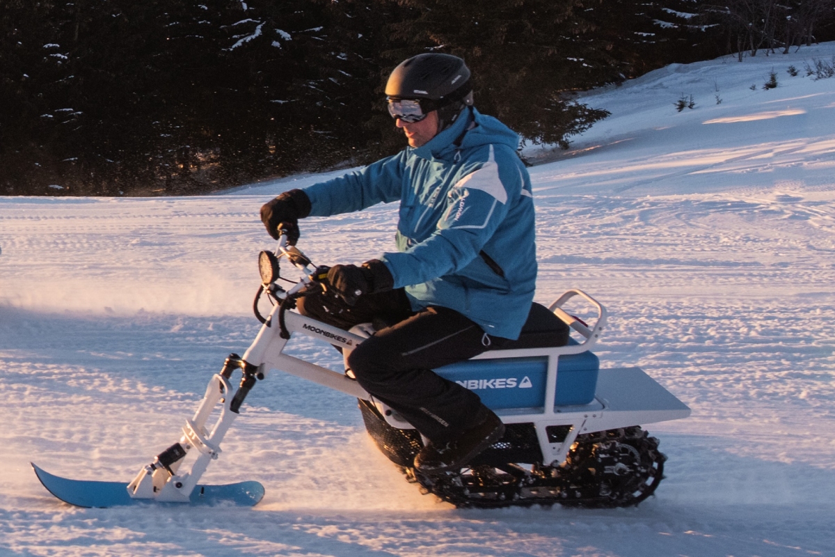 moto_de_nieve_electrica_moonbike_en_accion