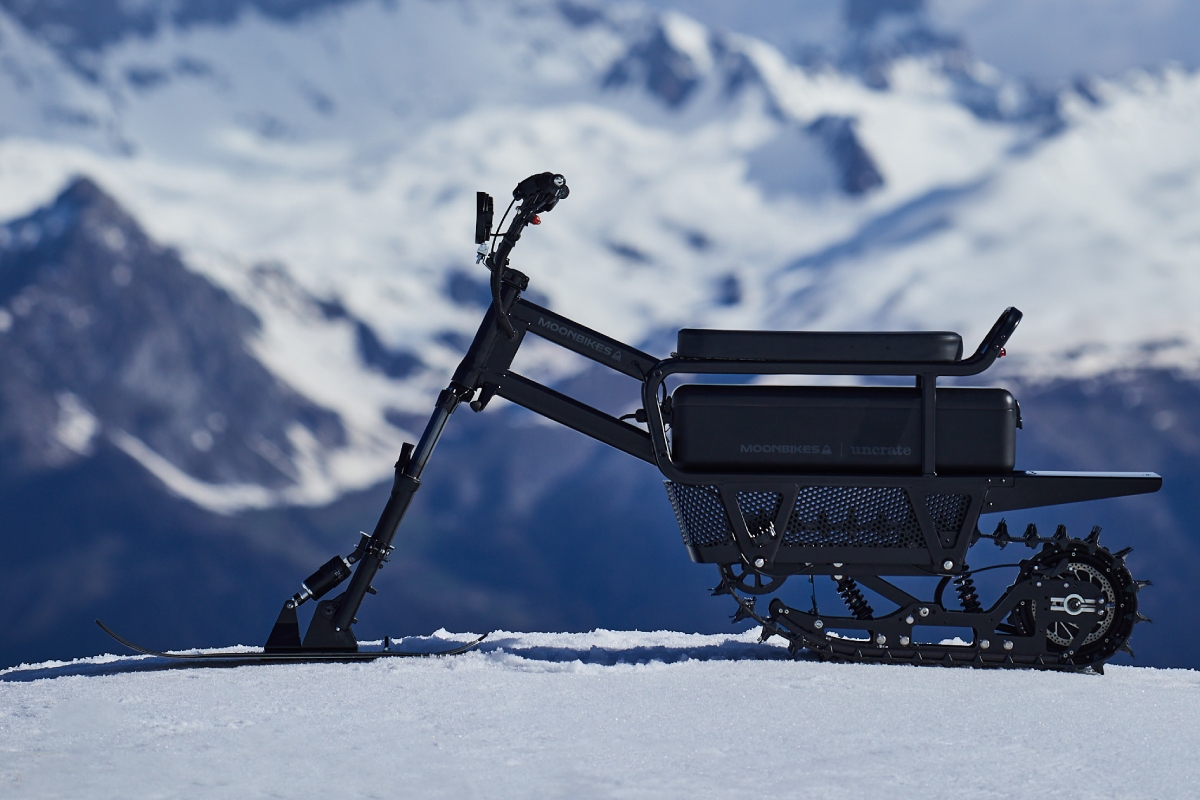 moto_de_nieve_electrica_moonbike_negra
