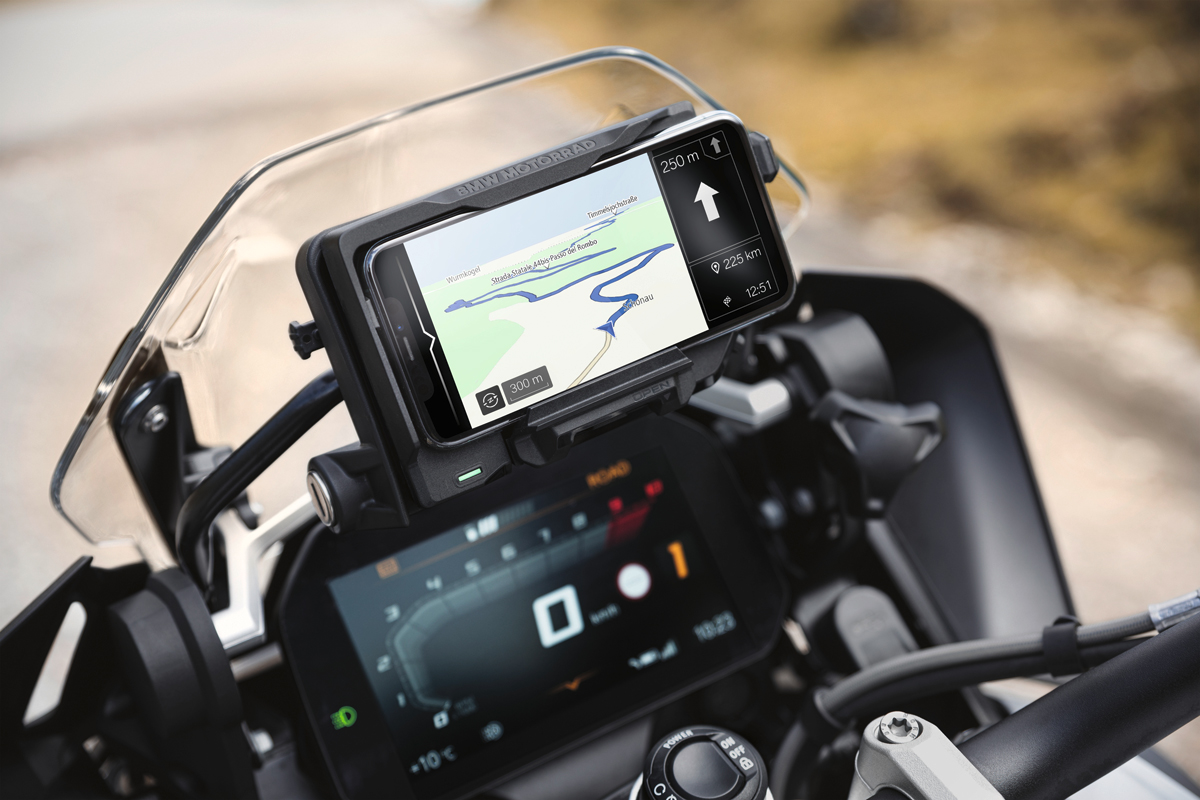 nuevo-soporte-smartphone-para-motos-bmw-connectedride-cradle-navegacion