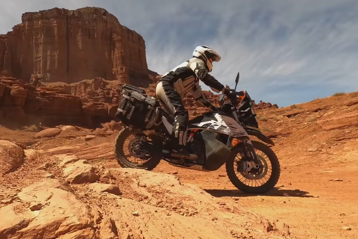 ¿Sabes qué postura es mejor para conducir una moto trail?