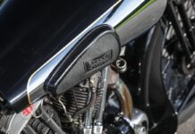 record_subasta_brough_superior_ss100_detalle_emblema