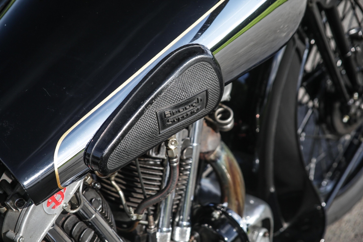 record_subasta_brough_superior_ss100_detalle_emblema