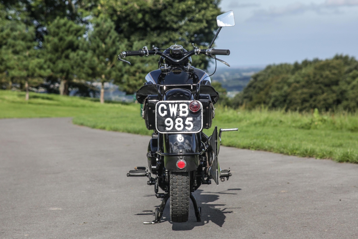 record_subasta_brough_superior_ss100_por_detras