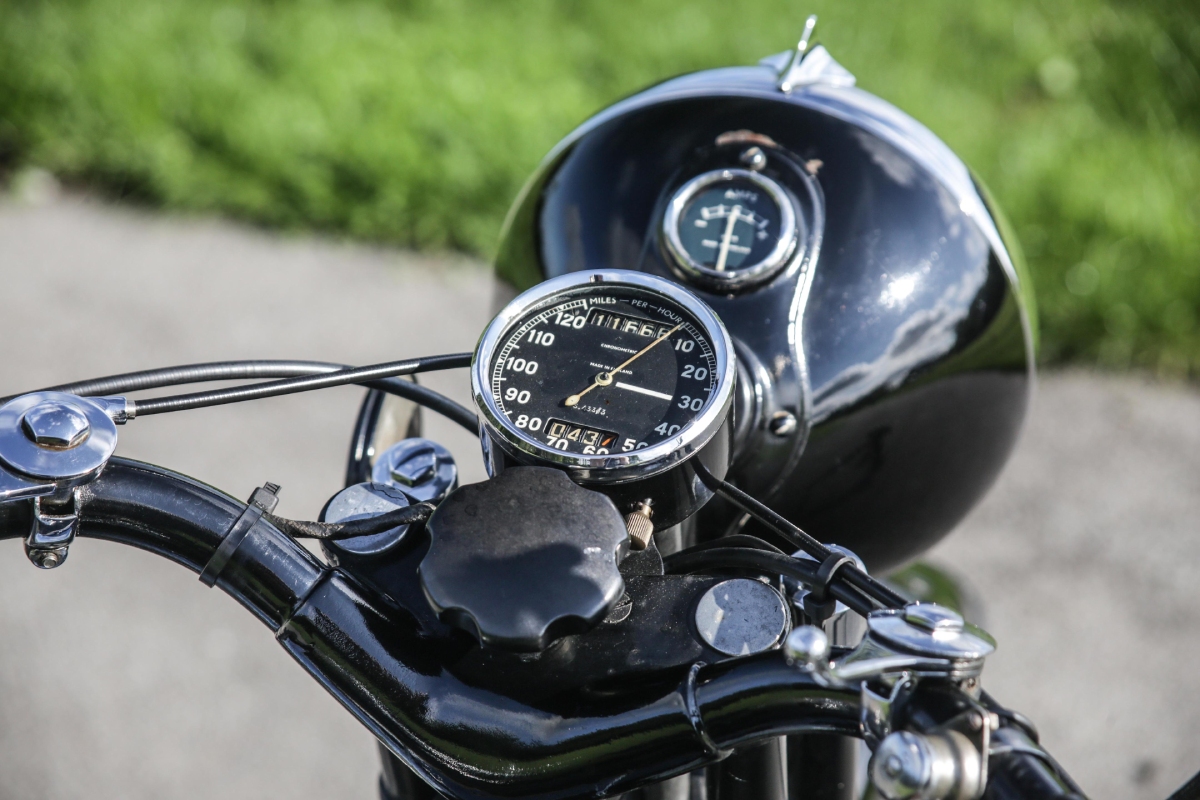 record_subasta_brough_superior_ss100_velocimetro