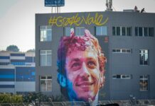 Hasta los edificios del Circuit Ricardo Tormo se vistieron para despedir a Rossi