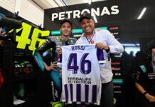 Uno de los muchos homenajes en Cheste, Rossi junto a Ronaldo