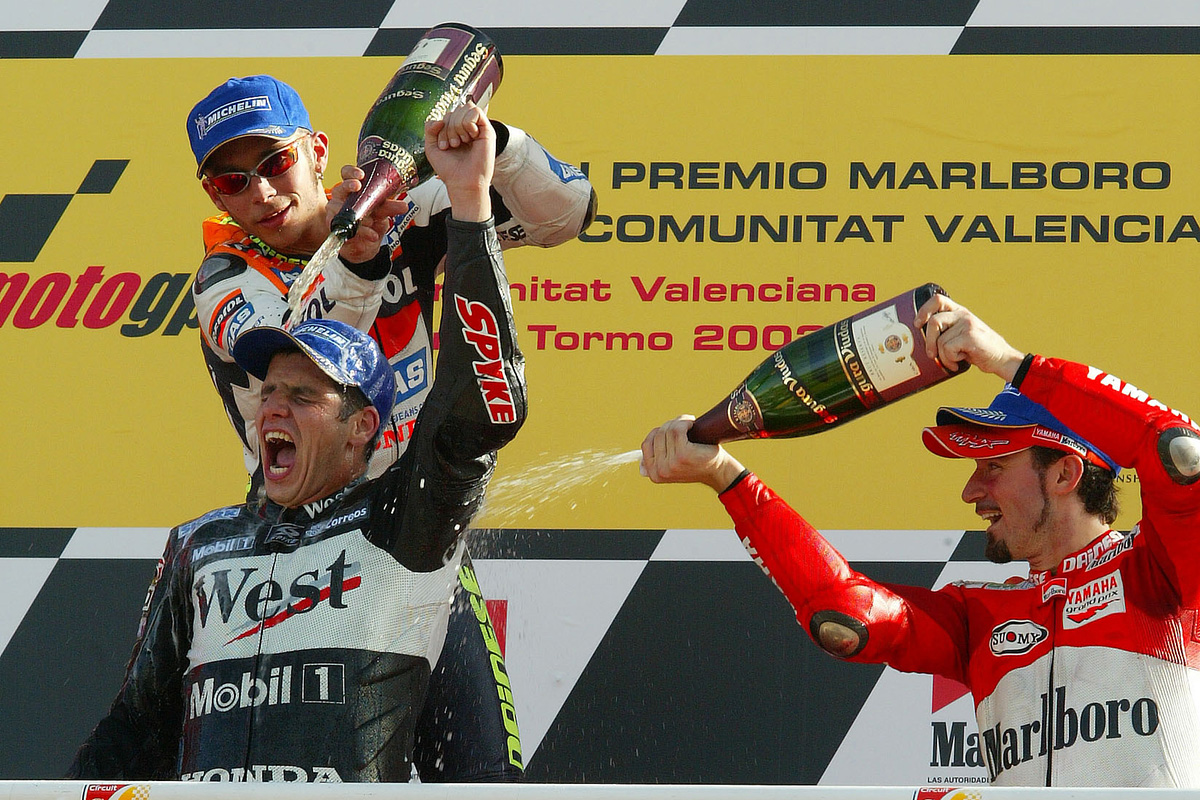 Rossi en el podio con Barros y Biaggi