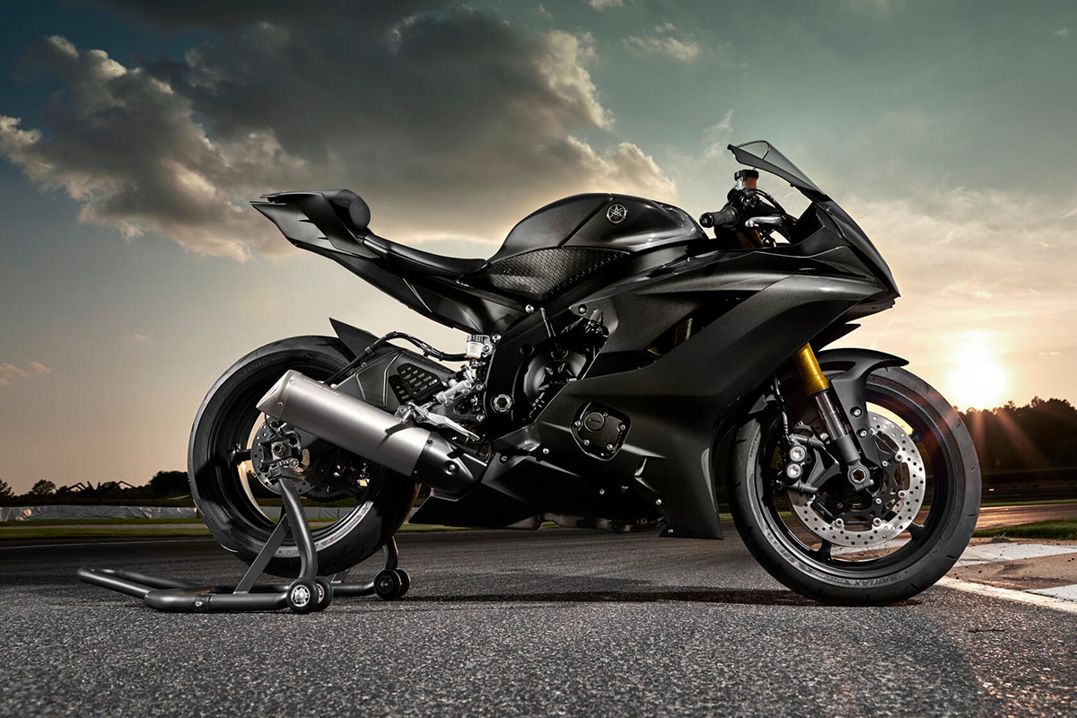 El azul desaparece en la Yamaha R6 RACE 2022