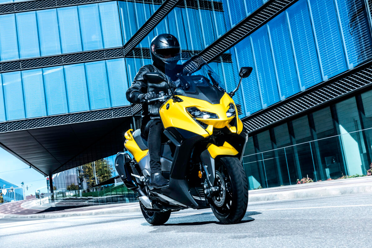 yamaha-tmax-2022-extreme-yellow-en-accion