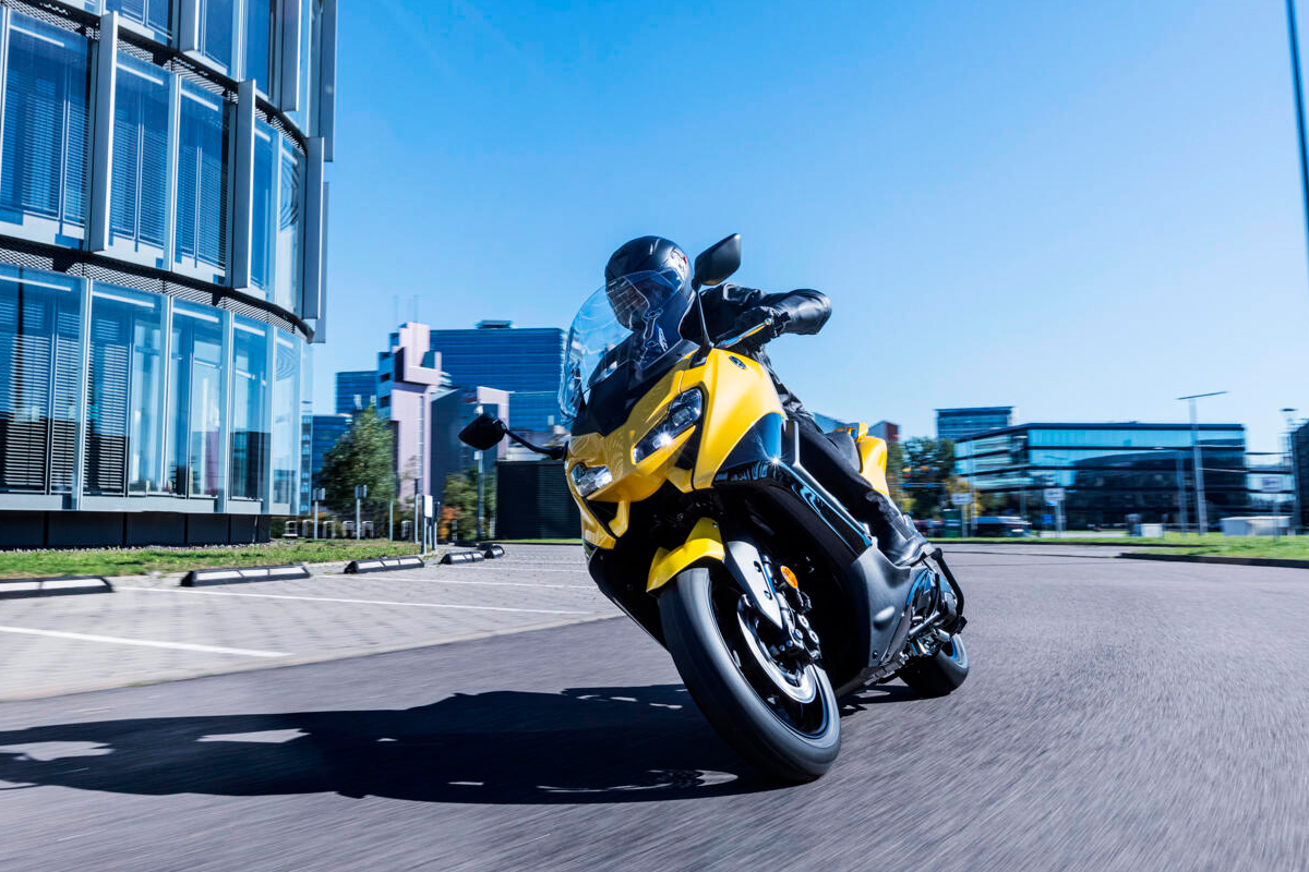 yamaha-tmax-2022-extreme-yellow-trazando-curva