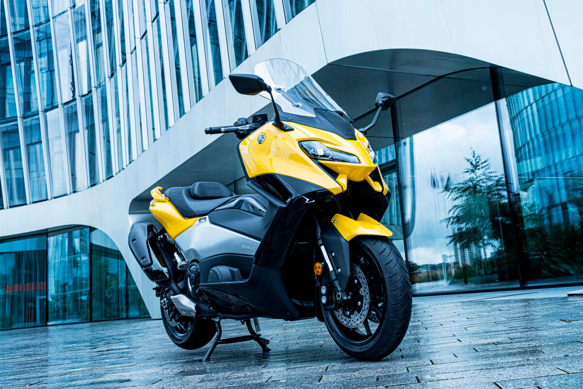 yamaha-tmax-2022-extreme-yellow-tres-cuartos