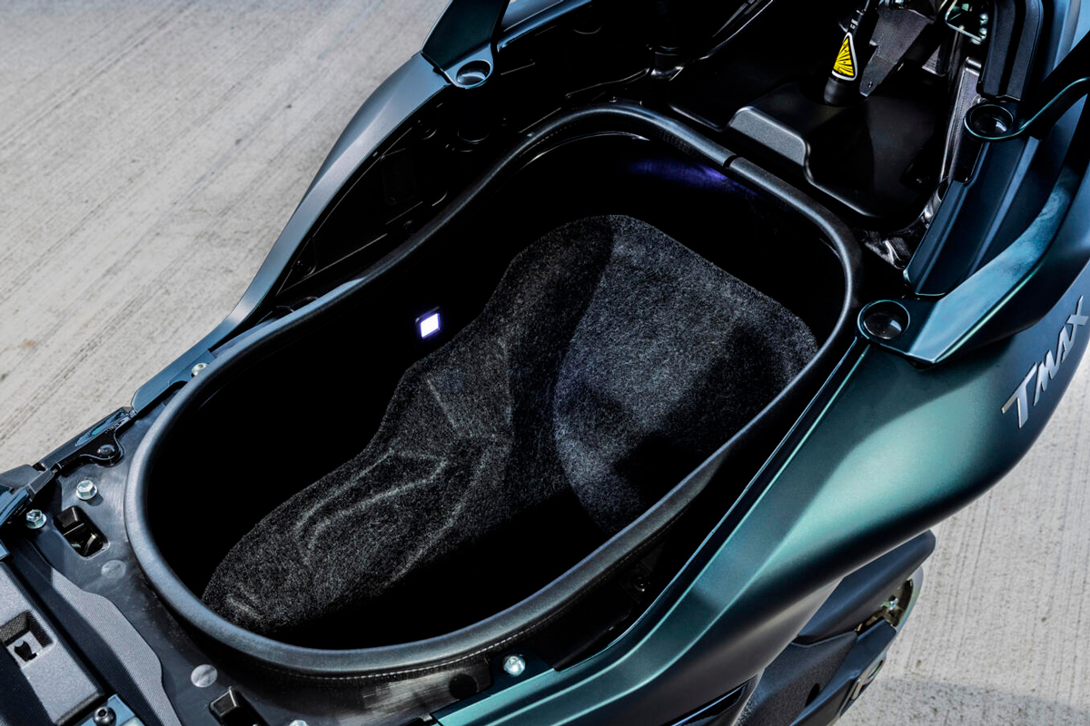 yamaha-tmax-2022-hueco-asiento