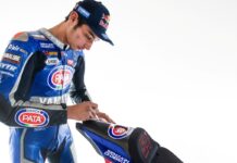 Toprak firmando la réplica de su Yamaha R1