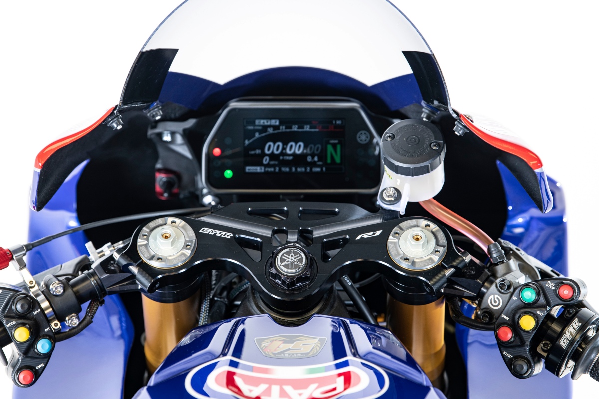 Mandos de la réplica de la Yamaha R1 de Toprak Razgatlıoğlu