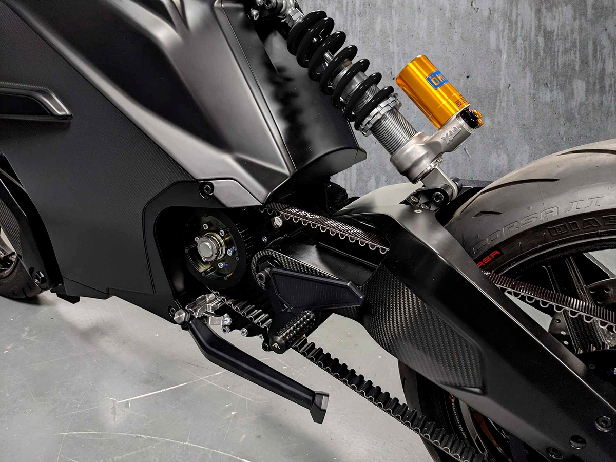 La ARC Vector cuenta con un monoamortiguador Öhlins de competición