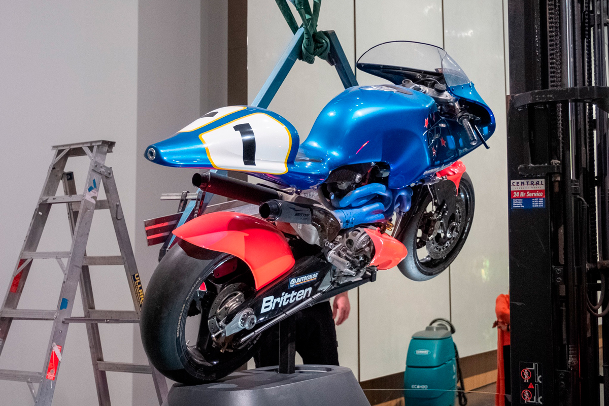 La Britten V1000 siendo descolgada del Museo de Nueva Zelanda