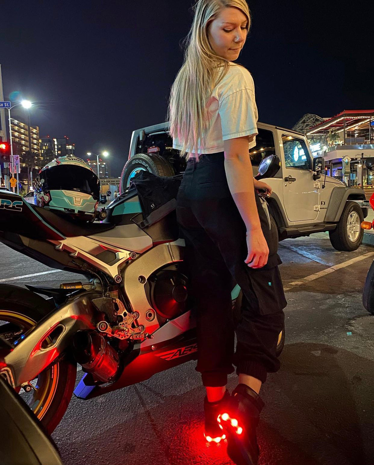 Llevar calzado luminoso Full LED sobre la moto no impide ir a la última moda