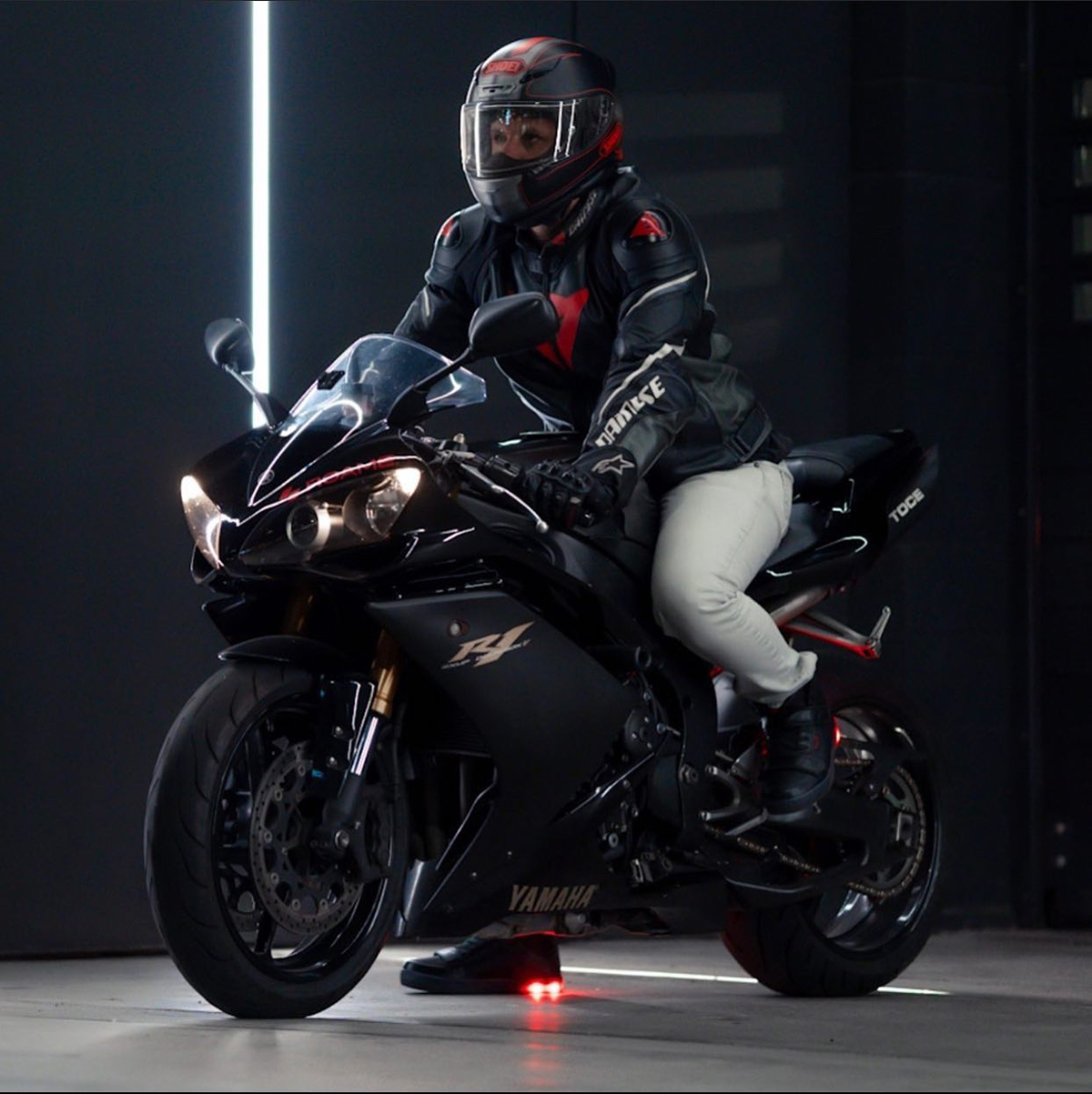 La DGT quiere que los moteros seamos más visibles en carretera y la solución son zapatillas con luces