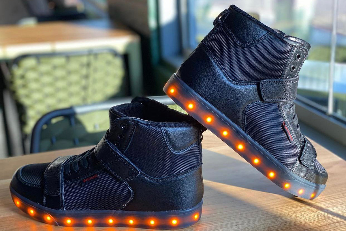 Calzado luminoso Full LED, la DGT hará que sea obligatorio sobre la moto