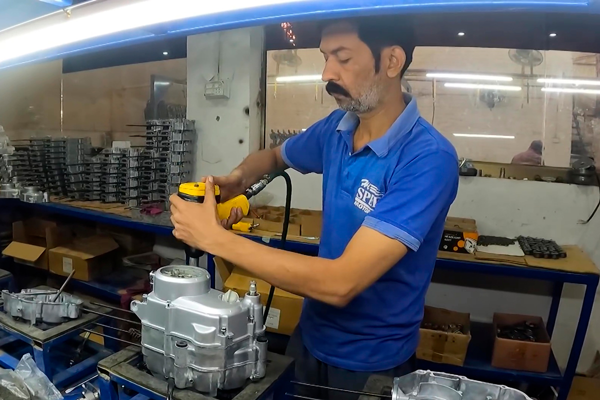 Este operario pakistaní fabrica un motor a mano en menos de 10 minutos