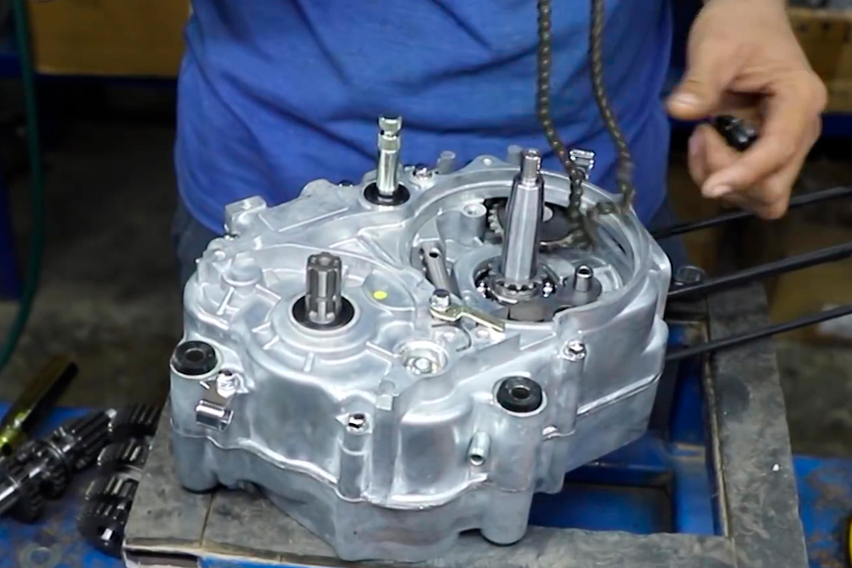 ¿Cómo se fabrica un motor a mano?