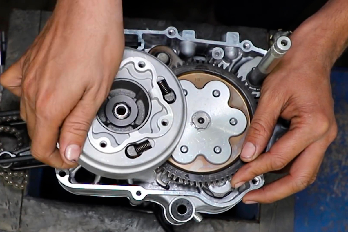 Fabricar un motor a mano es un proceso laborioso y preciso