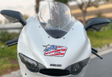 La moto cuenta con pocas modificaciones, una de ellas la pegatina de Hayden