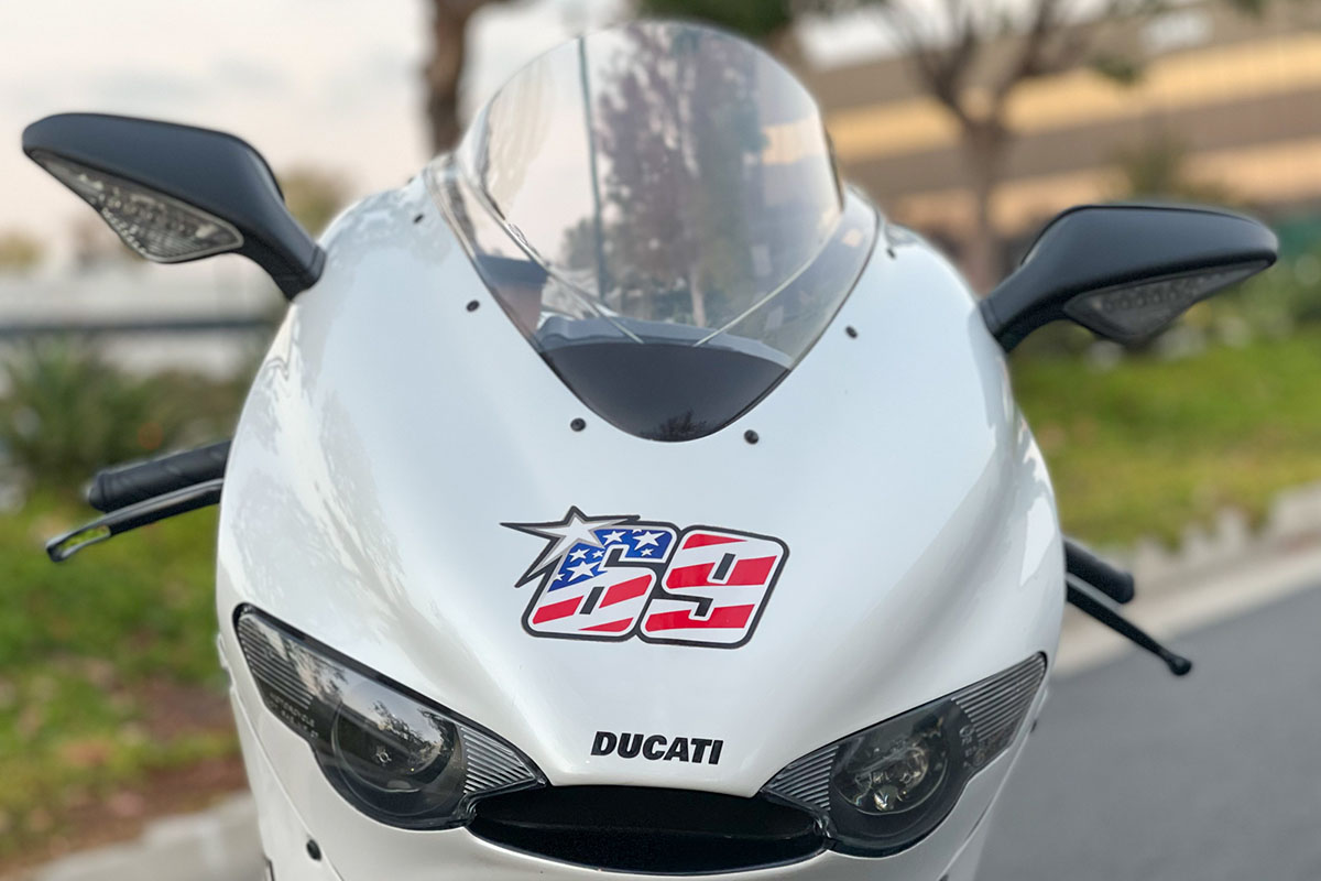 La moto cuenta con pocas modificaciones, una de ellas la pegatina de Hayden